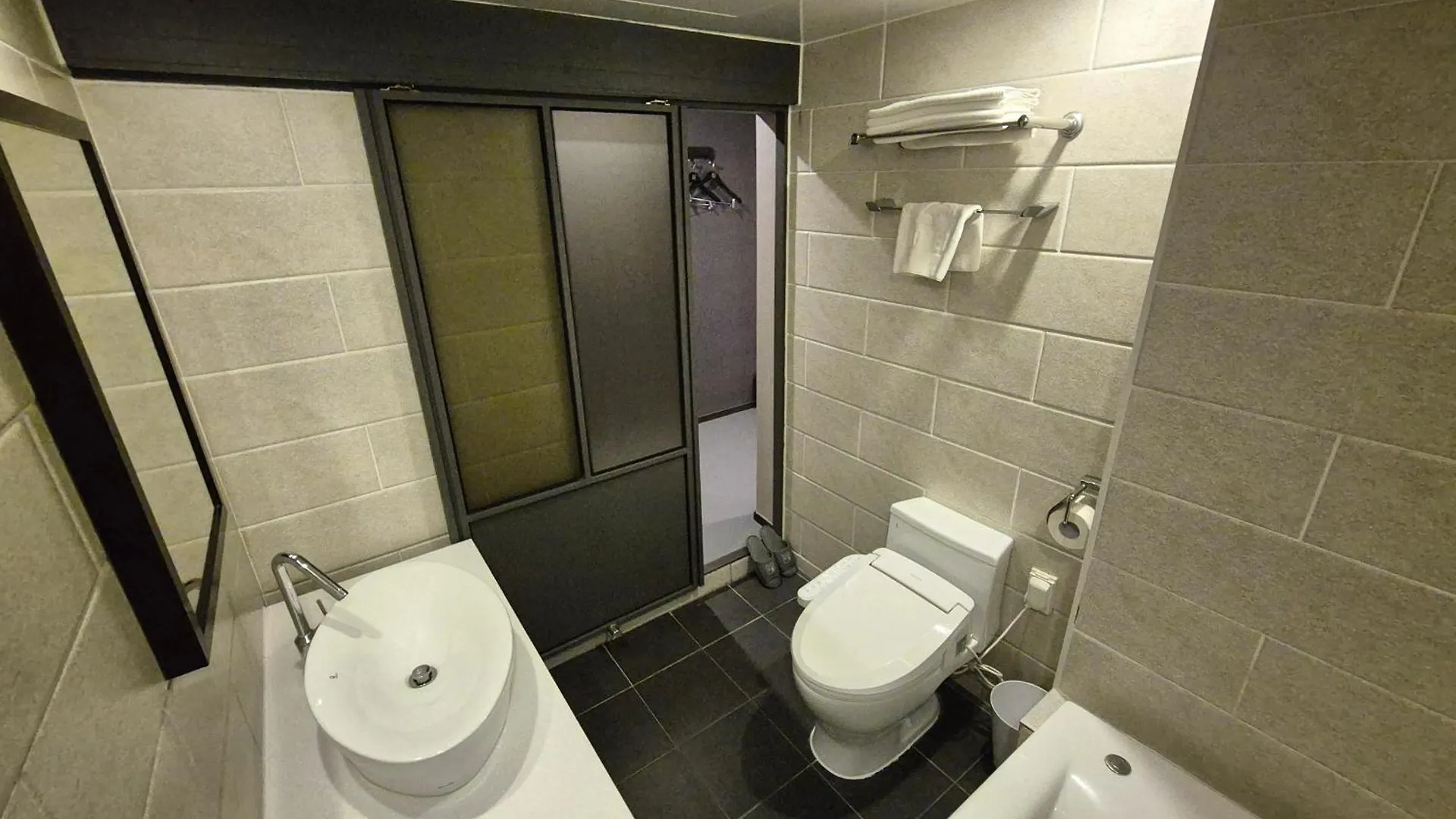 **  No. 25 Hotel Myeongji Oceanc City Business Busan South Korea